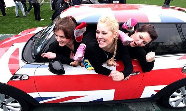 How Many People Can Fit Into a Mini Cooper? (7 Photos) - FunCage